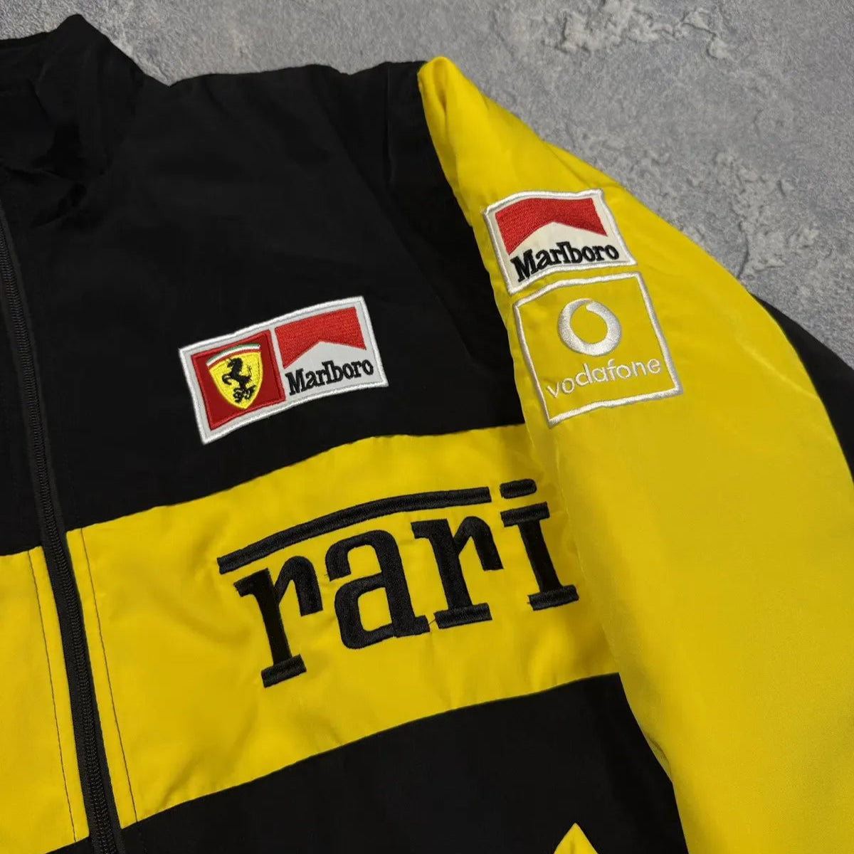Vintage racing jacket zwart-geel – gewatteerde jas met patches