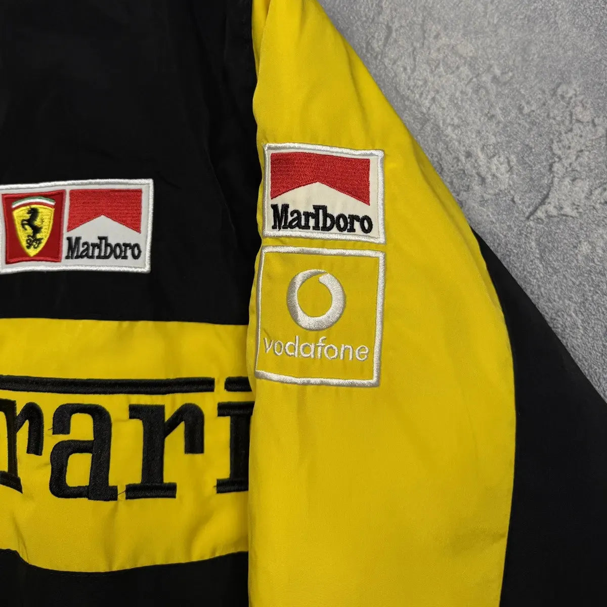 Vintage racing jacket zwart-geel – gewatteerde jas met patches